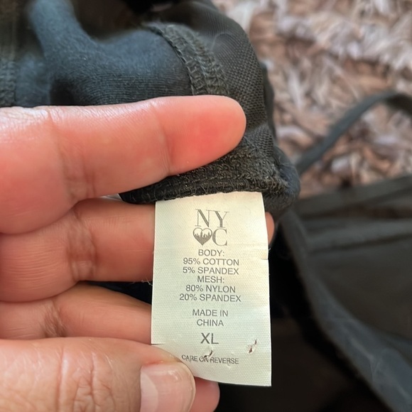 New York and Company size XL sports bra with padding and mesh back. - Picture 4 of 5